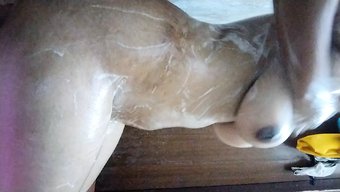 18 Yaşındaki Amatör Kız Ev Yapımı Videoda Parmaklanıyor Ve Mastürbasyon Yapıyor