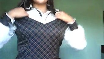 Doğal Vücutlu Güzel Bir Kızın Ev Yapımı Videosu