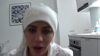 Güzel Iranlı Milf Sert Bir Sikle Karşılaşıyor