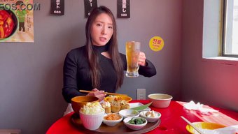 Bir Japon Kız Bisiklete Biner Ve Tokyo'Nun Shin-Okubo Bölgesinde Kore Yemekleri Yer.