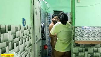 Hintli Bebek, Üvey Kız Kardeşinin Kocasıyla Sıcak Seksin Tadını Çıkarıyor Ve Spermleri Yutuyor