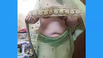 Hintli Bhabi, Kocası Için Net Saree'De Kıvrımlı Vücudunu Sergiliyor