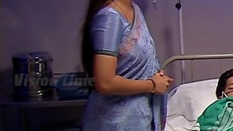 Saree'Deki Olgun Hint Teyzesi Poposunu Ovuyor