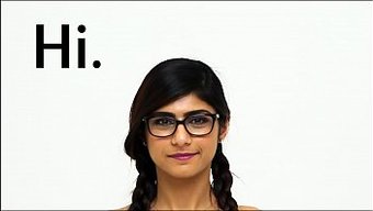 Formda Arap Genç Mia Khalifa, Müslüman Güzelliğini Yakın Çekimde Sergiliyor