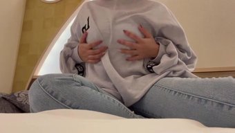 Derslerden Sonra, Japon Üniversite Öğrencisi Momoka, Hala Ter Ve Vücut Kokusu Kokarken Kendini Tatmin Ediyor.