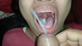 Karısı, Erkek Arkadaşını Oral Becerileriyle Memnun Ediyor Ve Onun Yükünü Yutuyor