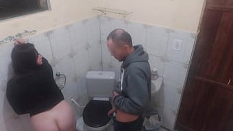 Banyoda Kremalı Sürpriz: Bir Adam Bir Kadını Takip Ediyor